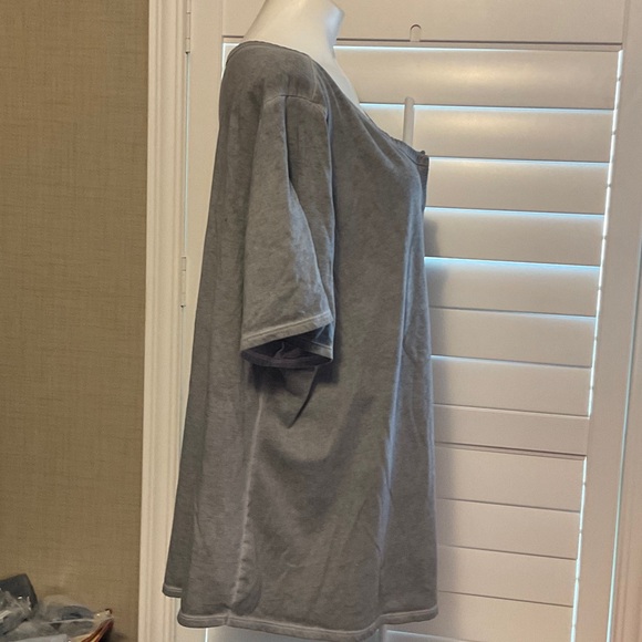 Terra & Sky Gray Short Sleeve Women's Top - Picture 3 of 6